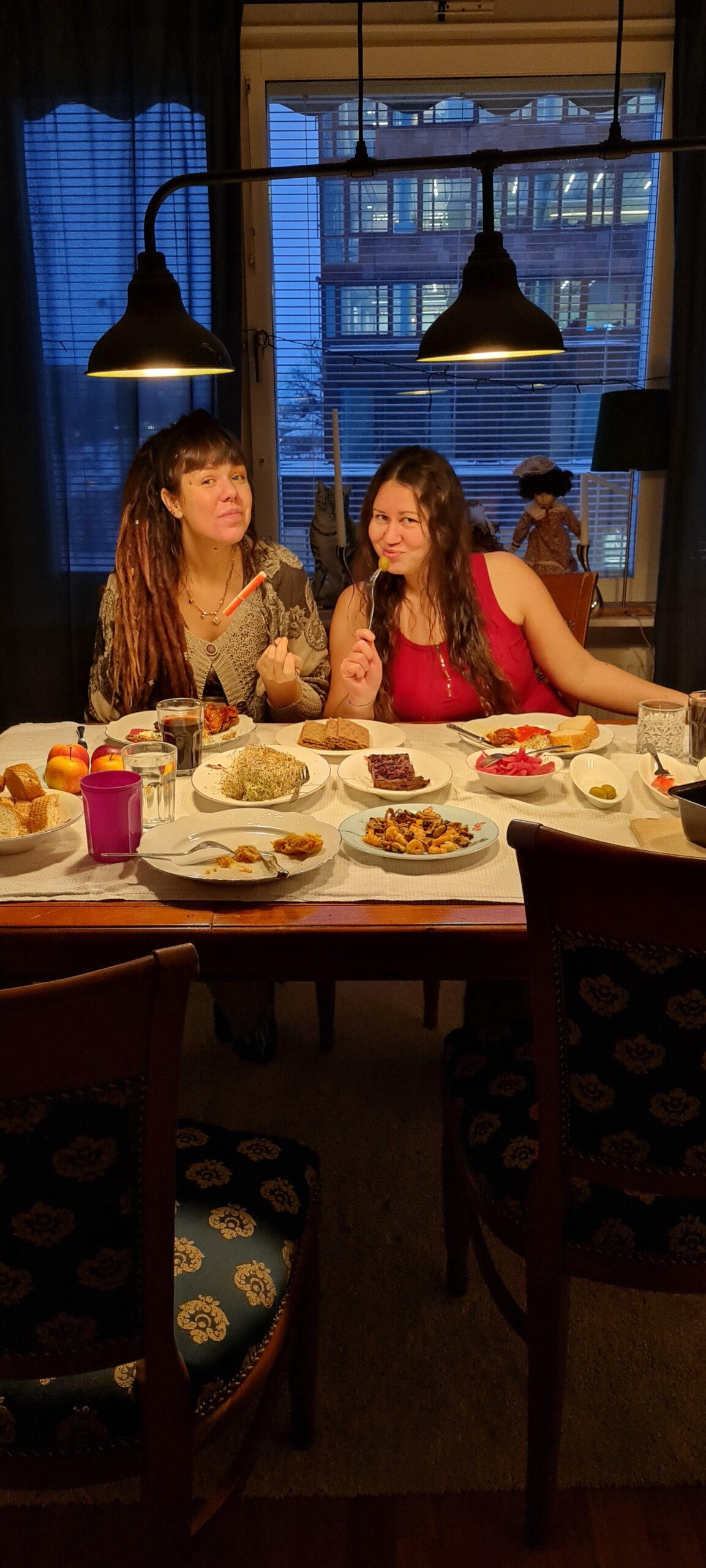 Här ser ni Karolina och Martina i matsalen hemma hos mig. Framför oss har vi en buffé med olika maträtter bl.a löjrom.
