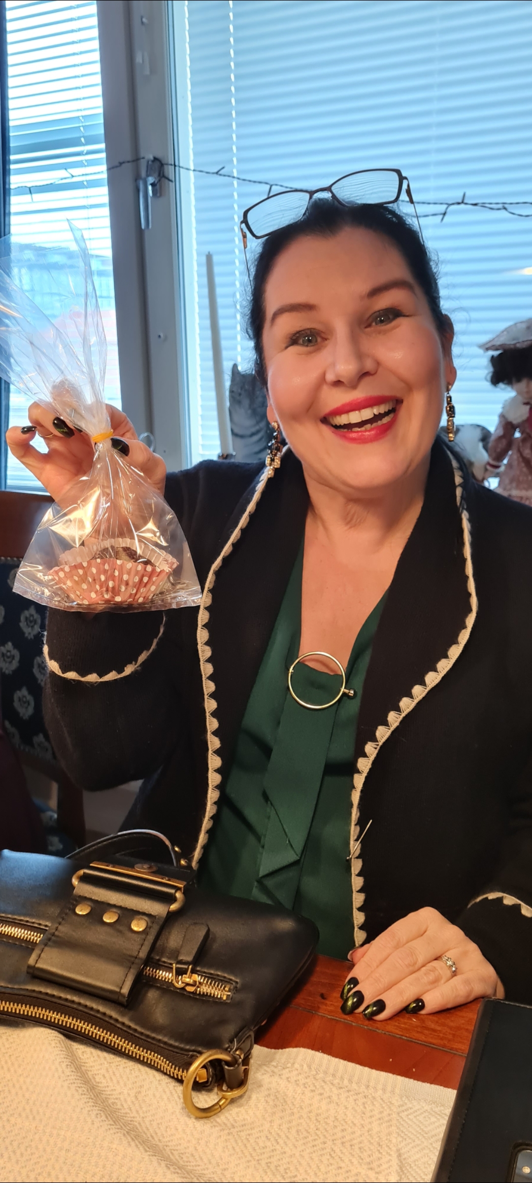 Här ser ni bloggaren Jennifer Lindh som hjälper till att packa kokosbollar som jag har gjort.