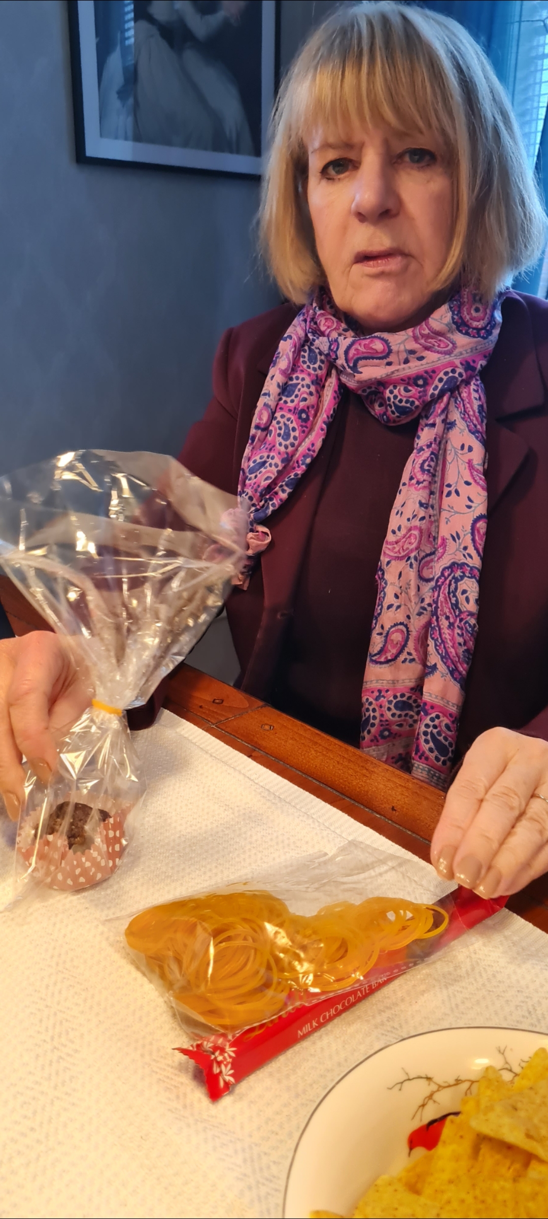 Marianne Hiort af Ornäs är adlig och finns i adelskalendern på Riddarhuset i Stockholm. Jag bakade och tjejerna hjälpte mig att packa för vi skulle vidare till Livskällan där dessa skulle säljas. De var sockerfria och veganska samt ekologiska.