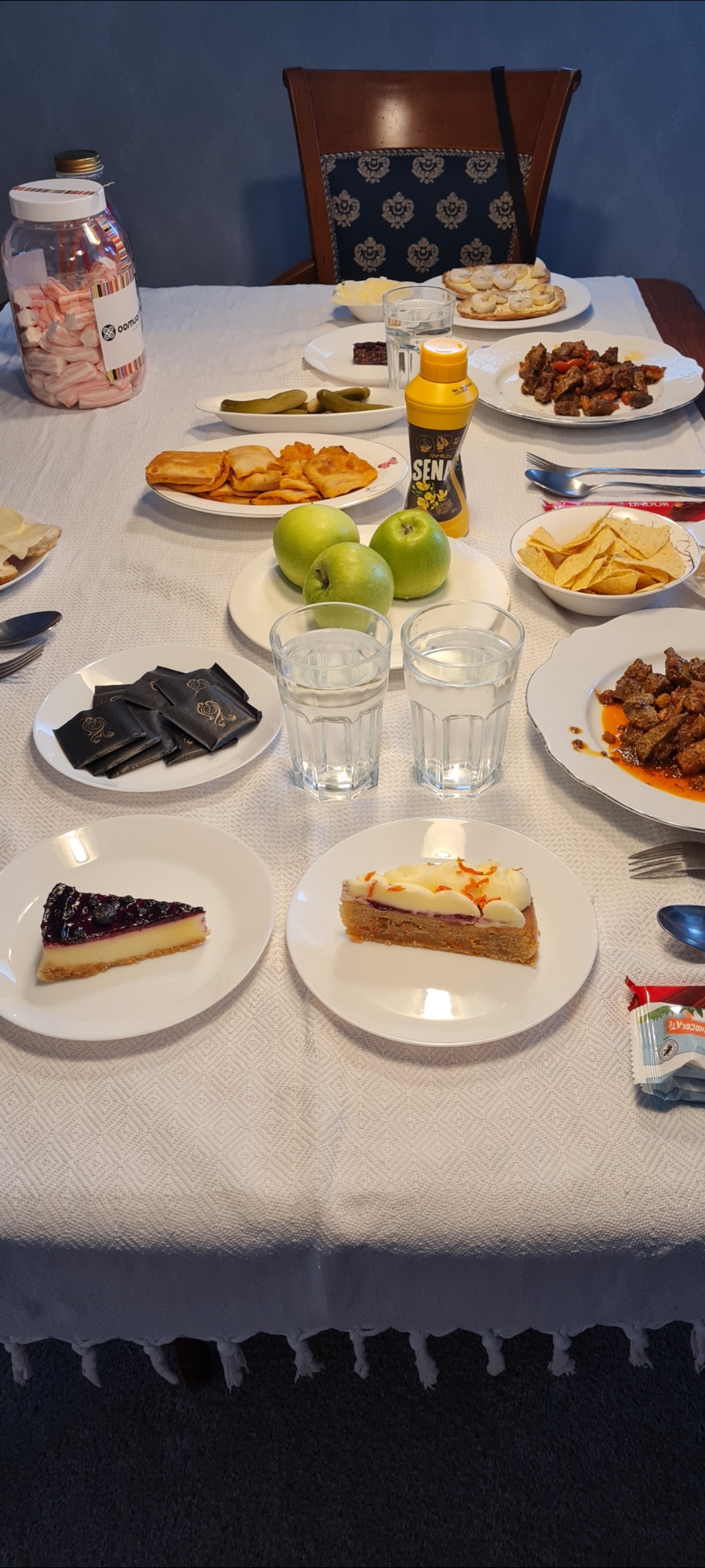 Jag är också noga med att lägga fram söta bakverk och godis varje gång.