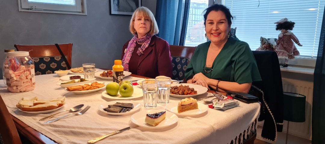 Här är två av våra nischade bloggare Marianne som är adlig och heter Hiort af Ornäs och brittiska Jennifer Lindh.