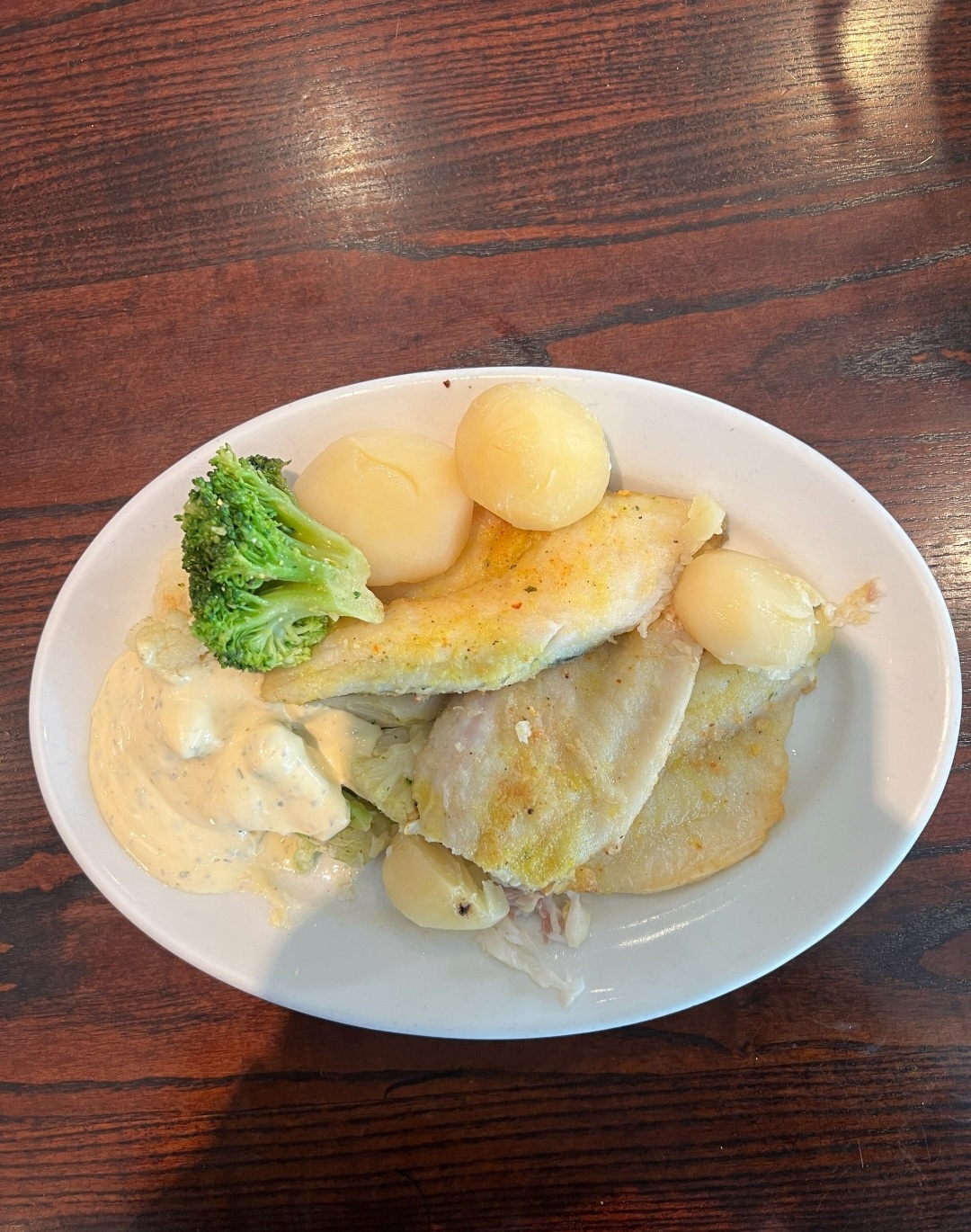Här ser du en matlåda som kocken och hovmästaren Tom hade lagat åt mig. Det är havsaborre med kokt potatis och bearnaisesås.