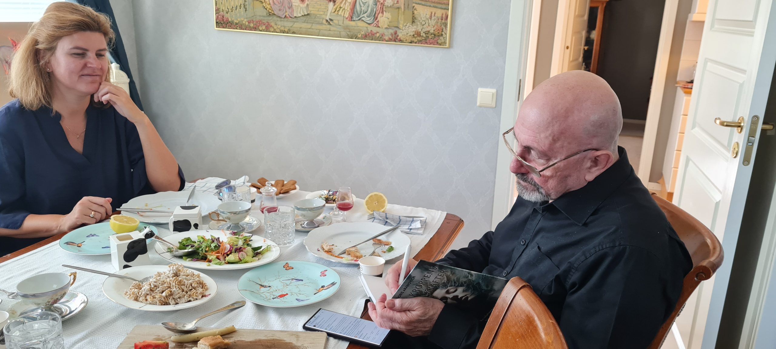 Eftersom han jobbar med hälsa så visade det sig så klart att varken han eller Viktoria hade några allergier. Då har man verkligen lyckats med sin hälsa.