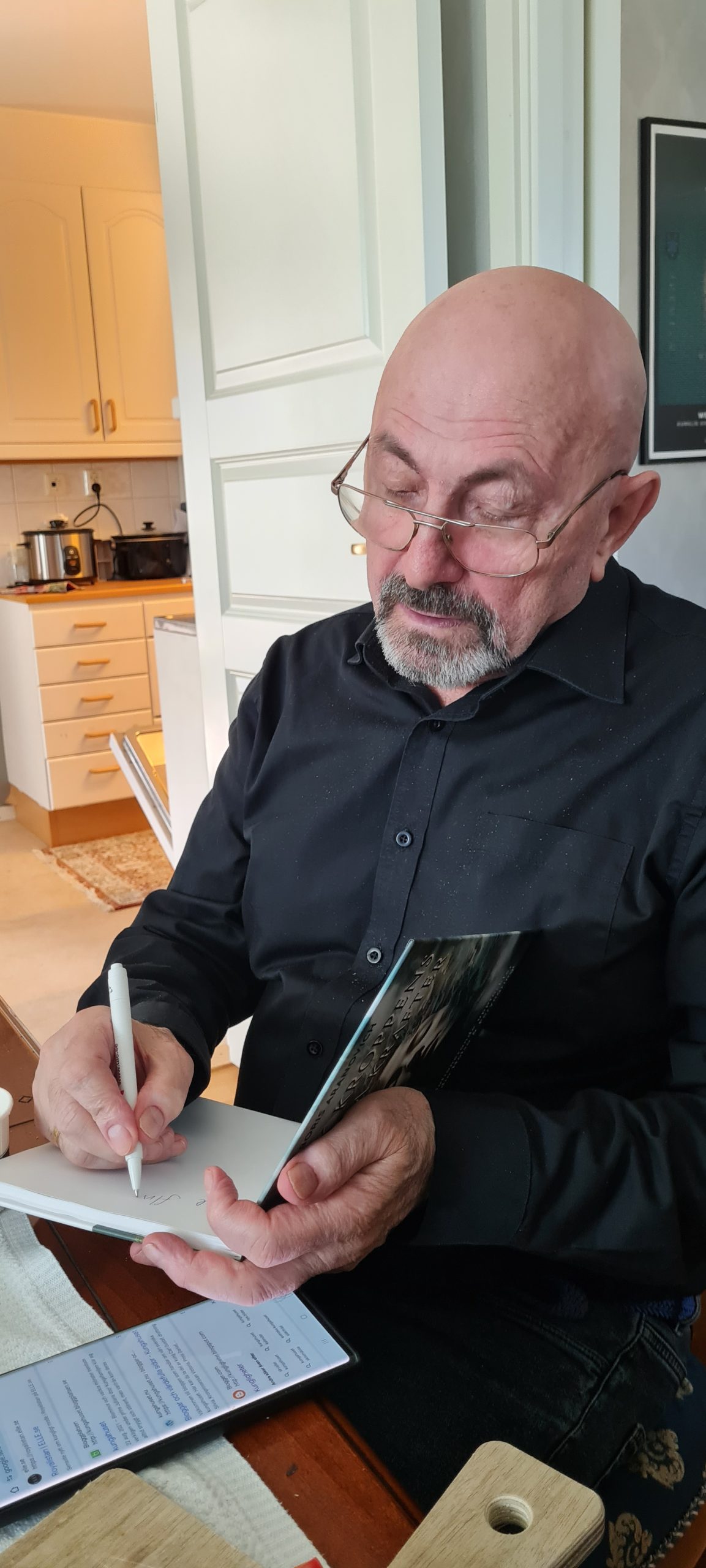 Här signerar Boris Aranovich sin bok som jag fick i gåva.