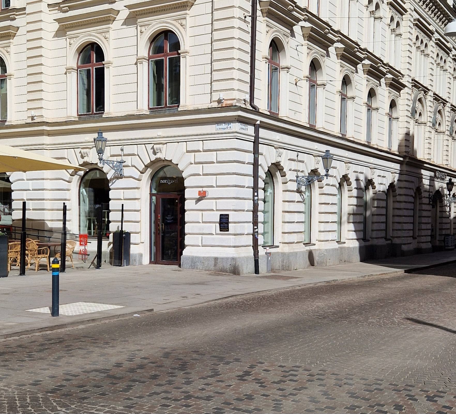 Så här ser samma korsning ut i dag i Uppsala Stora torget. Vaksalagatan och Vaksalatorg